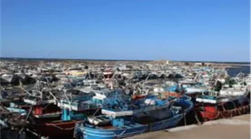 طقس سيئ بالبرلس.. استمرار توقف حركة الملاحة والصيد داخل الميناء بسبب التقلبات الجوية